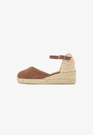 Bruine stoffen wedge espadrille met enkelriem en gespsluiting, met gevlochten jute hiel en zoolplatform, schuine zijaanzicht op witte achtergrond.