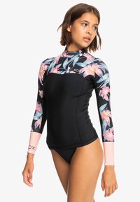 Rash guard negro de manga larga con estampado floral en rosa y azul en las mangas, presenta un logo en el pecho y puños en rosa contrastante.
