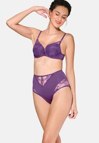 Paarse lingerieset bestaande uit een kant-bh met voorgevormde cups en verstelbare bandjes, gecombineerd met hooggesneden onderbroekjes met kantafwerking.