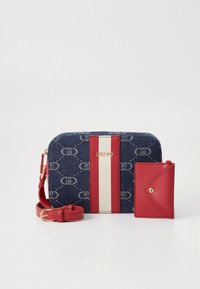 Denim schoudertas met rode leren accenten en een witte streep, met een gouden logo. Inclusief een bijpassende rode kaarthouder.