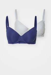 Due reggiseni: uno blu navy con coppe senza cuciture e spalline regolabili; uno grigio chiaro con rifiniture in pizzo e scollatura a V. Texture liscia e design semplice.