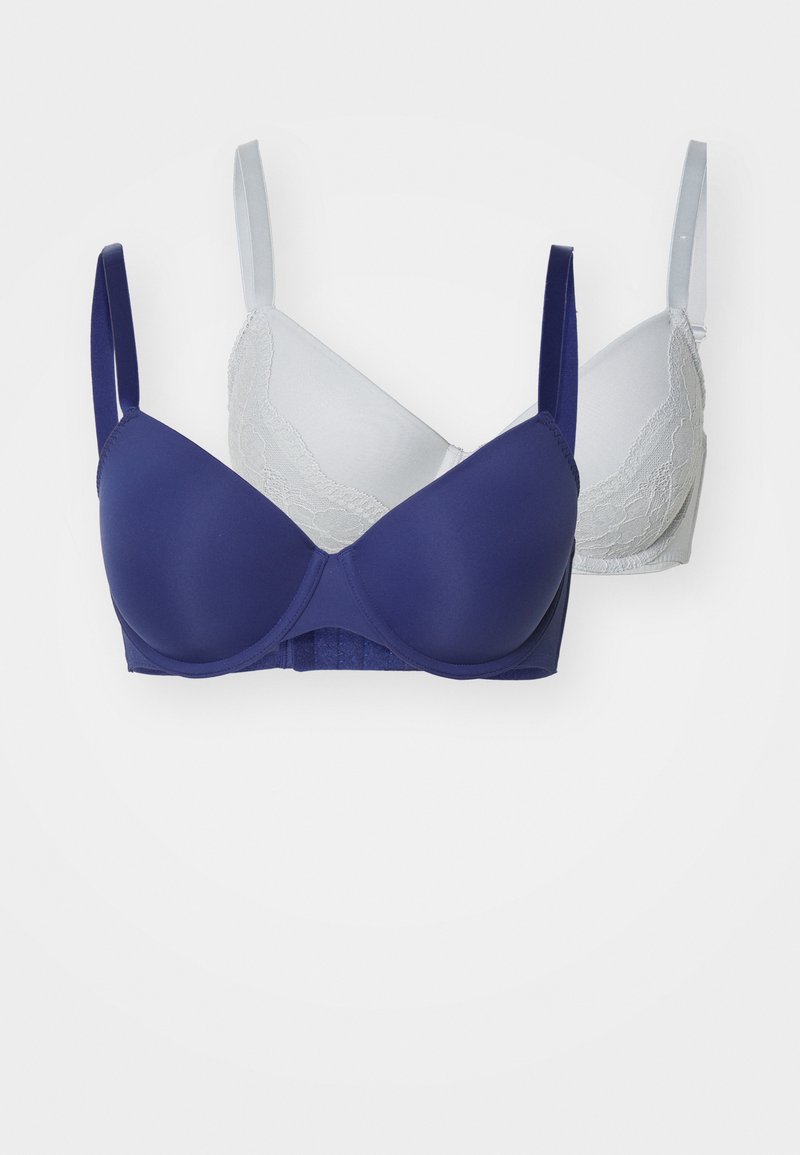 Due reggiseni: uno blu navy con coppe senza cuciture e spalline regolabili; uno grigio chiaro con rifiniture in pizzo e scollatura a V. Texture liscia e design semplice.