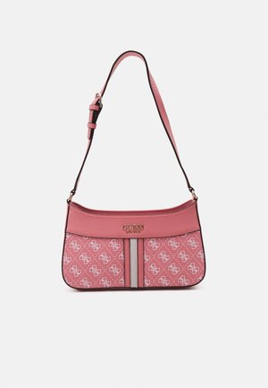 Rosa Guess Umhängetasche mit verstellbarem Riemen, wiederholtem Logo-Monogramm-Muster und vertikalem Streifendetail auf der Vorderseite.