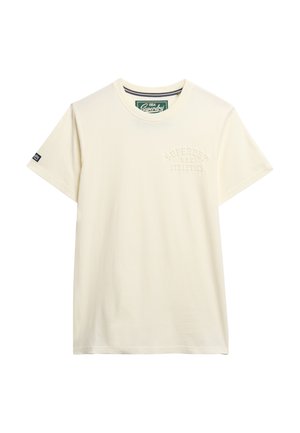 Cremefarvet bomulds T-shirt med rund hals, korte ærmer og præget "Superdry" logo på venstre side. Standard pasform.