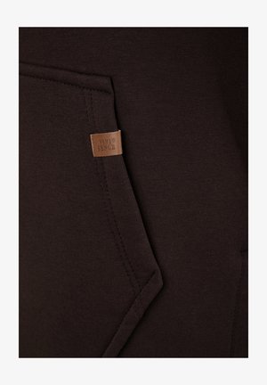 Barna kapucnis pulóver anyag sima tapintású, elöl varrt zsebbel és oldalt márkajelzett bőr címkével.