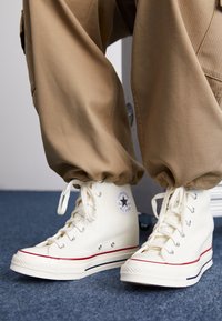 CHUCK 70 INTERNAL WEDGE PREMIUM - Sneakers high - egret/black/red