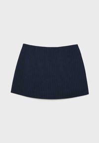 Mornarsko modra mini krilo z nežnimi navpičnimi tankimi črtami, ravno silhueto in čistim pasom na enostavni svetli podlagi.