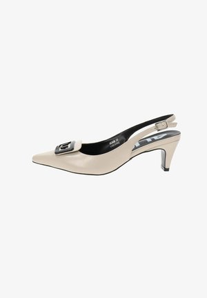 Escarpin slingback en cuir beige avec bout pointu, talon bas, détail boucle argentée sur le devant et bride de cheville ajustable.
