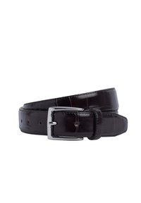 Cinturón de cuero negro con un acabado liso y brillante y un patrón de cocodrilo. Presenta una hebilla rectangular plateada y múltiples agujeros para ajustar.