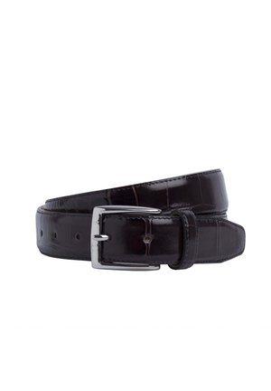 Ceinture en cuir noir avec une finition lisse et brillante et un motif crocodile. Elle possède une boucle rectangulaire en argent et plusieurs trous d'ajustement.