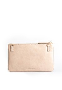 Lichtroze leren clutch met ritsluiting, twee zijlussen, een gladde textuur en reliëfmerk aan de onderkant.