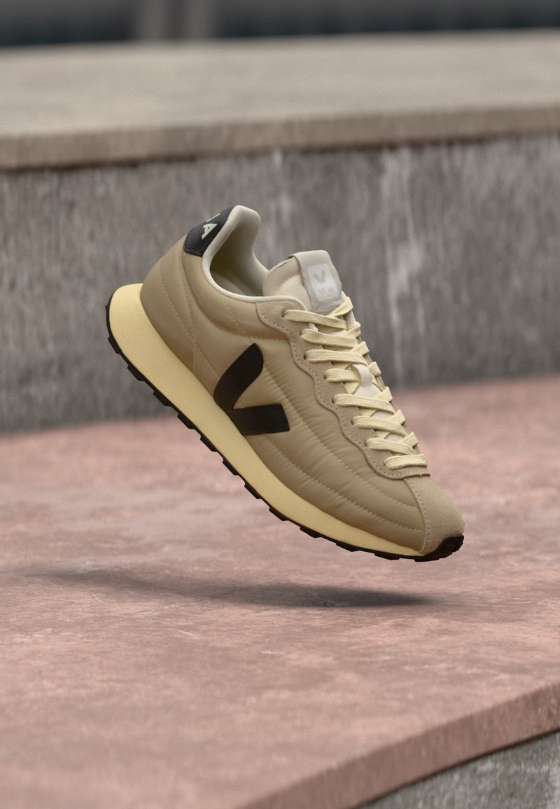 Veja BELEM almond/black/off-white