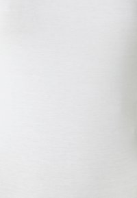 Tecido de algodão branco com uma textura suave, apresentando um padrão de mescla discreto. O material parece ser macio e respirável.