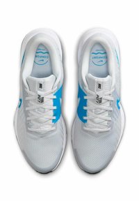 Białe trampki z niebieskimi akcentami, cholewka z siateczki, wyściełany kołnierz i gumowa podeszwa. Charakteryzują się teksturowanym wzorem oraz wkładką z logo "Nike Comfort".