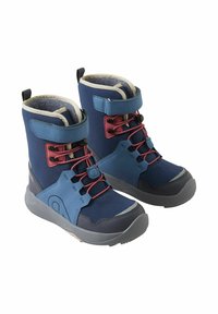 Stivali blu navy con parte superiore in tessuto testurizzato, suola in gomma grigia, dettagli in lacci rosa e chiusura a cinturino per un ulteriore supporto e vestibilità.