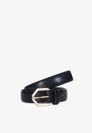 Ceinture en cuir noir au design épuré et plat. Présente une boucle géométrique argentée et une texture lisse, idéale pour un usage quotidien.