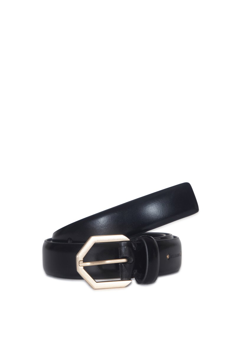 Cintura in pelle nera con un design elegante e piatto. Presenta una fibbia geometrica argentata e una texture liscia, ideale per l'uso quotidiano.