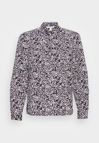 Langärmlige Bluse mit abstraktem Print in Schwarz, Weiß und Helllila, durchgehender Knopfleiste und klassischem Kragen auf hellem Hintergrund.