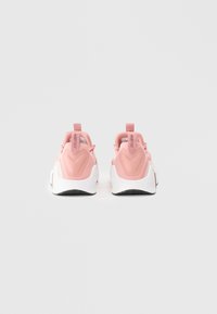 Scarpe da corsa rosa con tomaia testurizzata, fodera morbida e suola bianca. Presentano un'asola sul tallone e una suola in gomma nera.