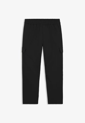 Pantalones cargo negros confeccionados en tela suave, con cintura elástica, dos bolsillos laterales y diseño de pierna recta.