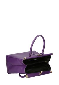 Borsa a tracolla in pelle viola con forma strutturata, hardware in tonalità oro e interno nero. Presenta doppio manico e un compartimento con zip.