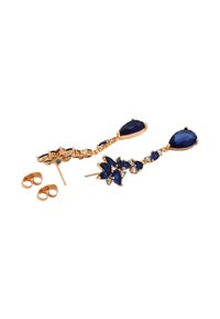 Cercei lungi cu finisaj auriu, decorati cu pietre semiprețioase albastre, un design floral și accente transparente. Cerceii au un finisaj lustruit și un sistem de prindere sigur.