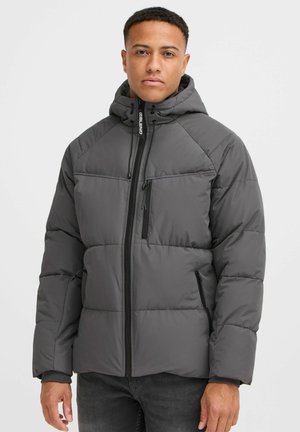 Grau gefütterte Jacke mit einem Frontreißverschluss, verstellbarem Kapuzen und seitlichen Taschen. Verfügt über ein gestepptes Design und gerippte Bündchen für zusätzliche Wärme.