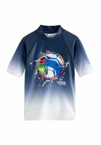 Marinblå rashguard med kort ärm som har en färgglad fotbollsgrafik med stänk, som övergår till vitt vid fållen. Tillverkad av mjukt, stretchigt material.