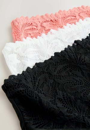 Korallinpunaiset, valkoiset ja mustat pitsireunaiset alushousut, joissa on aaltoileva reuna ja monimutkaiset kukkakuvioinnit pehmeällä kankaalla.