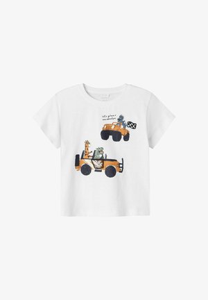 Witte korte mouwen t-shirt met een oranje jeep graphic met cartoon dieren, blauwe accenten en de tekst "Laten we een nieuw avontuur beleven."