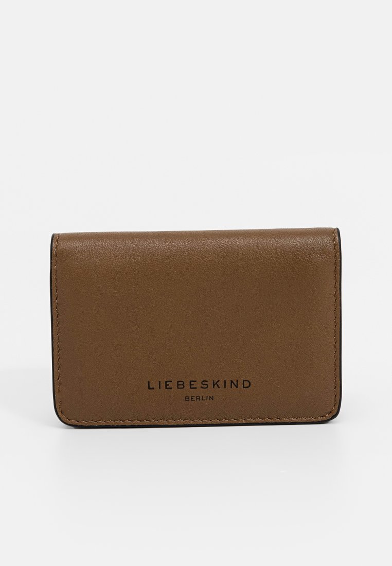 Bruine leren portemonnee met een zachte textuur, voorzien van een vouwontwerp en het reliëflogo "LIEBESKIND BERLIN" aan de voorkant.
