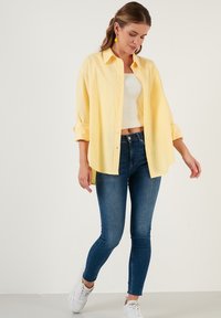 LELA LOOSE FIT - Button-down blouse - yellow