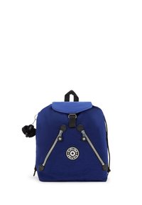 Zaino Kipling blu con dettagli neri sulla cerniera, chiusura a pattina e un portachiavi di una scimmia pelosa nera attaccato al lato.