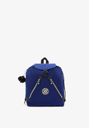 Zaino Kipling blu con dettagli neri sulla cerniera, chiusura a pattina e un portachiavi di una scimmia pelosa nera attaccato al lato.
