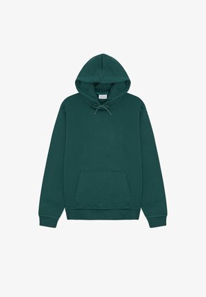 Ciemnozielona bluza z kapturem, wykonana z miękkiego materiału, z przednią kieszenią, troczkami oraz subtelnym haftowanym logo na piersi.