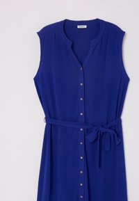 Abito blu senza maniche con bottoni sul davanti, colletto e vita con cintura. Presenta dettagli con bottoni dorati e un tessuto liscio e strutturato.