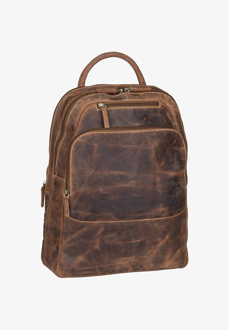 Brauner Leder-Rucksack mit strukturierter Oberfläche, mehreren mit Reißverschluss versehenen Fächern, einer Vorderentasche und einem oberen Griff zum Tragen.
