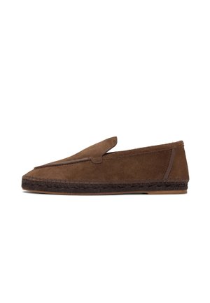 Mocasín marrón de ante con suela trenzada oscura y costuras mínimas, mostrado de lado sobre fondo blanco.