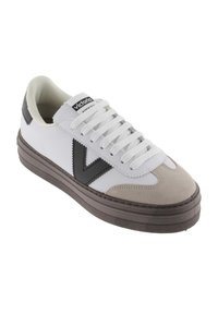 Sneaker bianco con punta in suede grigio testurizzato, dettagli neri e lacci bianchi. Suola in gomma con battistrada marrone. Etichetta del marchio sulla linguetta.