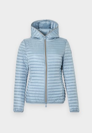 Veste matelassée bleu clair avec capuche, manches longues et fermeture éclair frontale.