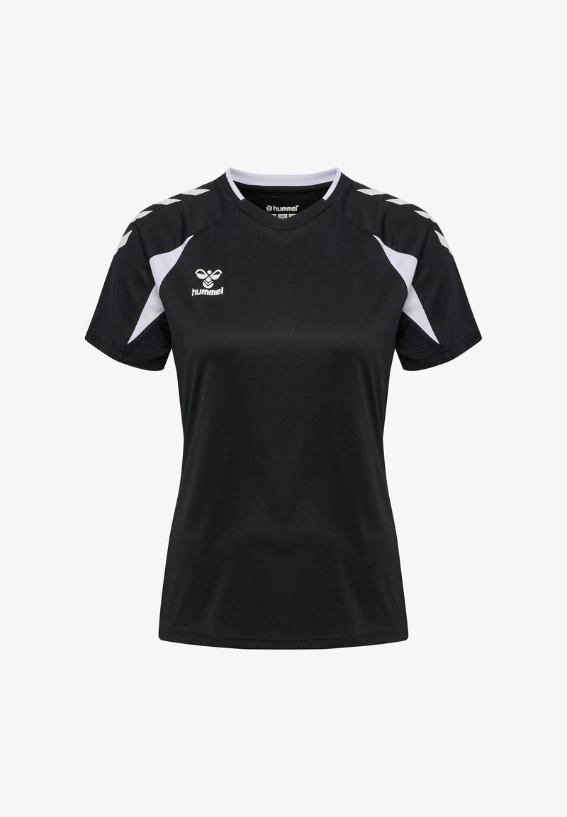 Czarna sportowa koszulka Hummel z białymi wzorami typu chevron na ramionach i białymi panelami pod krótkimi rękawami, widok z przodu.