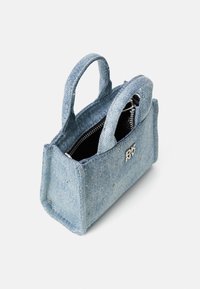 Denim mini-handtas met twee korte handvatten, ritssluiting en zilverkleurige stippenversieringen aan de voorkant. Donkere binnenkant.