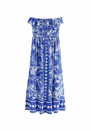 Off-shoulder, blå klänning med ett blommigt vitt mönster, smockad överdel och volangkant vid halslinningen. Avslutad med en prickig fåll.