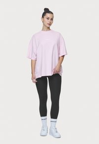 Pegador ARENDAL LOGO HEAVY OVERSIZED TEE - Majica kratkih rukava s printom - washed bubblegum/white