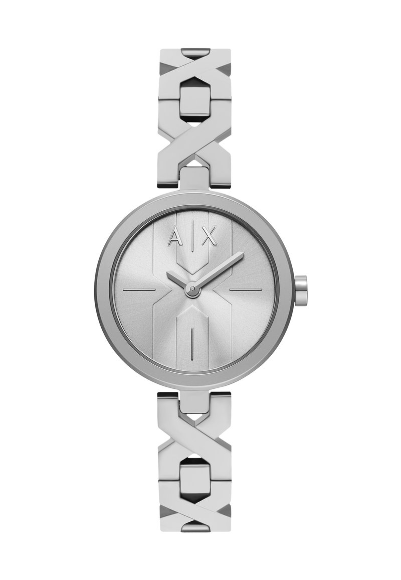 Reloj analógico plateado con esfera redonda, textura en relieve y diseño minimalista. Presenta una pulsera geométrica de eslabones y un logotipo grabado.