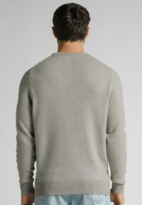 Szary sweter dziany z miękkiego materiału, z okrągłym dekoltem, prążkowanymi mankietami i obrębem oraz teksturowanym wykończeniem.