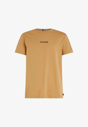 Kamelowa koszulka z krótkim rękawem z napisem "HILFIGER" wyśrodkowanym na klatce piersiowej oraz małym logo flagi na lewym rękawie.