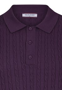 Lilla strikket polo-shirt med et kabelmønster, tre knapper og krave. Mærket siger "FELIX HARDY" i størrelsen "M."