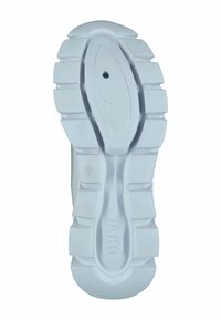 Weiße Gummisohlen mit strukturierter Oberfläche, tiefen Profilen und einem zentralen ovalen Design. Die Marke "JAKO" ist geprägt.