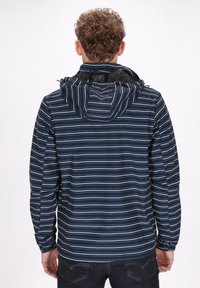Blauwgestreepte jas van lichtgewicht materiaal, met een capuchon, elastische manchetten en een losse pasvorm. De achterkant benadrukt het ontwerp.